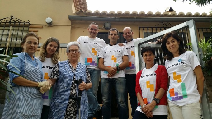 Empleados de Orange participan en las labores de «La Casita» de Carmen Roca