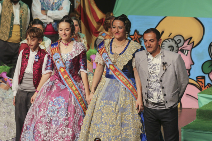 Plaza Benicarló La Coma ya conoce a sus nuevas Falleras Mayores