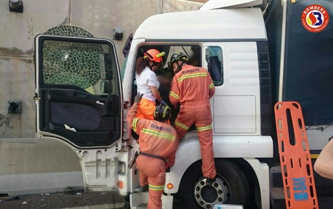 Un camionero herido en un accidente de tráfico en la A7 a la altura de Paterna