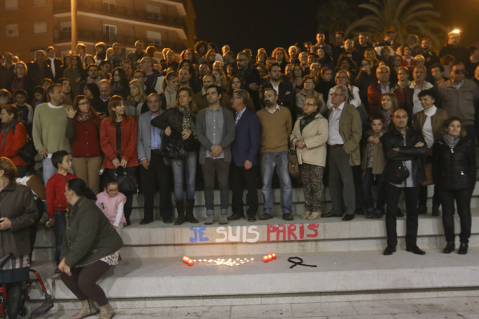Paterna guarda a las puertas del auditorio cinco minutos de silencio por París