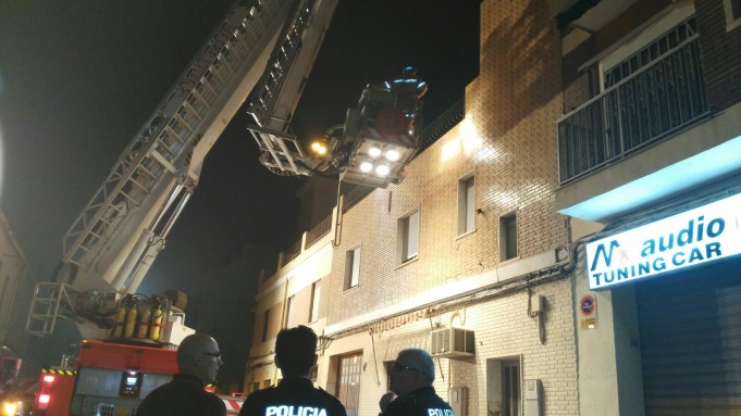 Un vecino resulta ileso al caerle varios cascotes mientras andaba por la acera