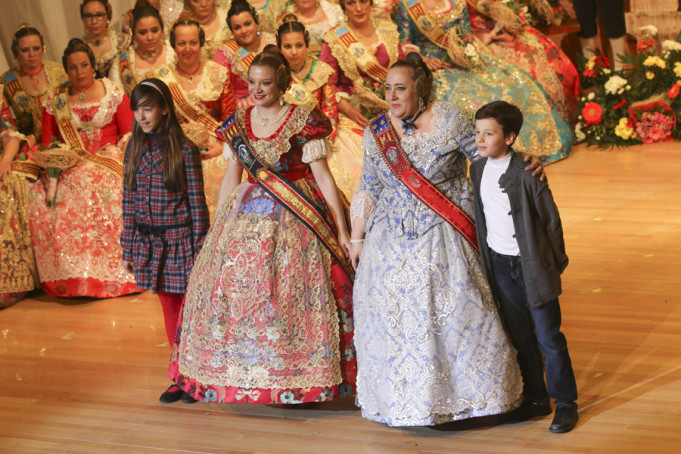 Las máximas representantes de Colom d’Or recibieron su banda