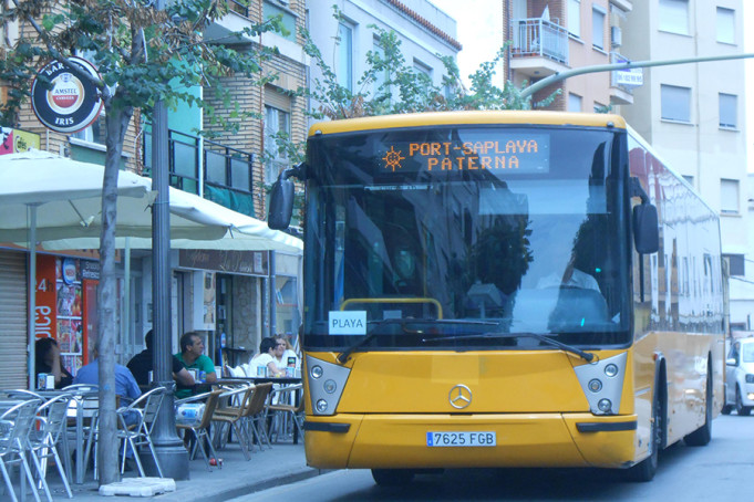 El Bus a la Playa de Paterna alcanza este verano la mayor cifra de viajeros de los últimos años con 12.525 usuarios