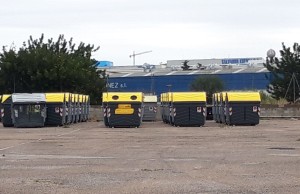Compromís denuncia que hay contenedores sin utilizar en un solar municipal