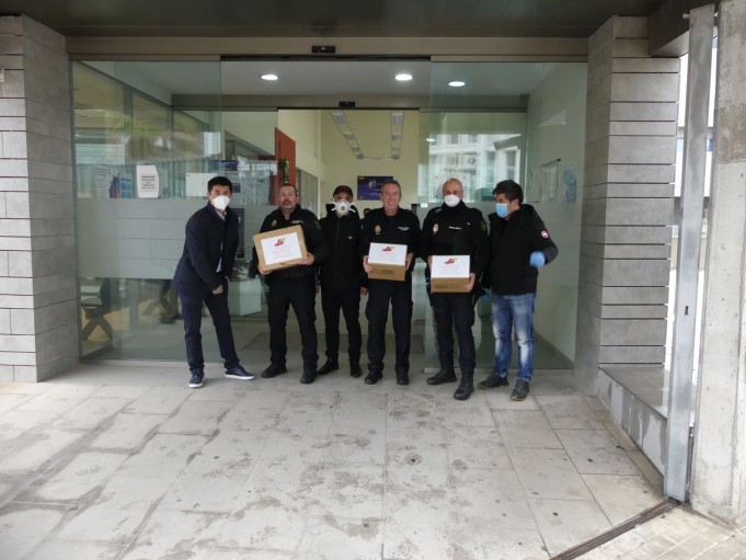 Empresarios de la Comunidad China entregan material a la policía de Paterna para luchar contra el Covid-19