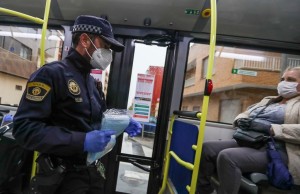 Paterna se suma hoy y mañana al reparto de mascarillas en los medios de transporte públicos