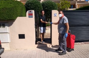Paterna realiza un segundo reparto de mascarillas puerta a puerta para sus vecinos