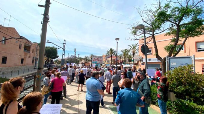 Vecinos del barrio La Canyada protestan por el cierre del centro social del barrio