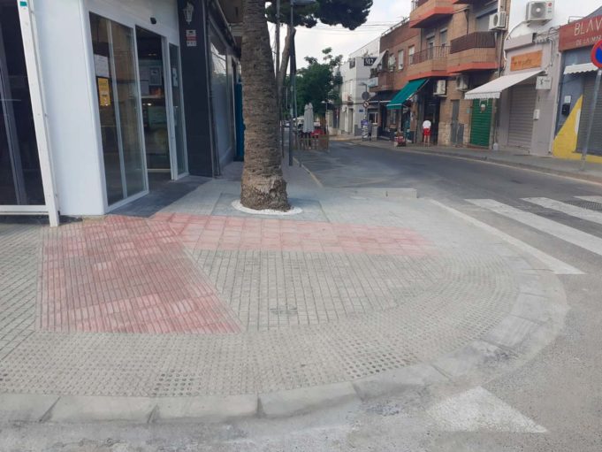 El Ayuntamiento mejora la accesibilidad de la plaza Puerta del Sol de la Canyada