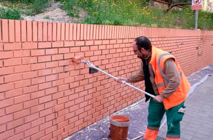 El Ayuntamiento de Paterna intensifica la limpieza urbana con la eliminación de cerca de 300 grafitis en todos sus barrios