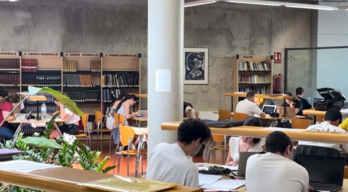 El Ayuntamiento y Aigües de Paterna vuelven a premiar el esfuerzo académico con una nueva convocatoria de becas universitarias