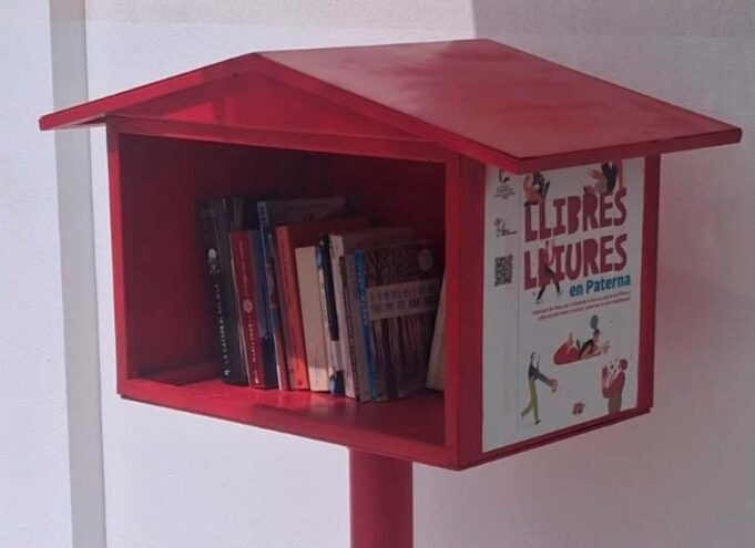 Paterna acerca los libros a la piscina con la instalación de un punto de lectura