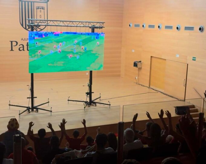 Paterna anima a La Roja con una pantalla gigante en el Auditorio para seguir el partido de fútbol España-Austria