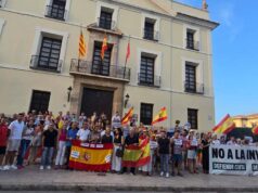 Cerca de 500 personas se concentran en Paterna en apoyo a Ceuta