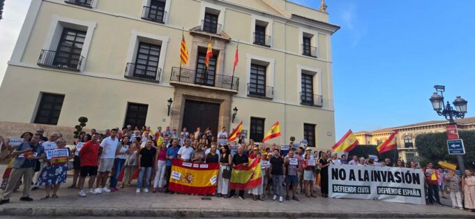 Cerca de 500 personas se concentran en Paterna en apoyo a Ceuta